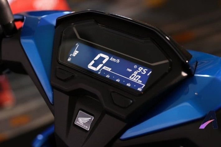 Bảng đồng hồ LCD kỹ thuật số của Honda Vario 125 hiển thị đầy đủ thông tin như mức tiêu thụ nhiên liệu, thời gian, và các dữ liệu vận hành quan trọng.