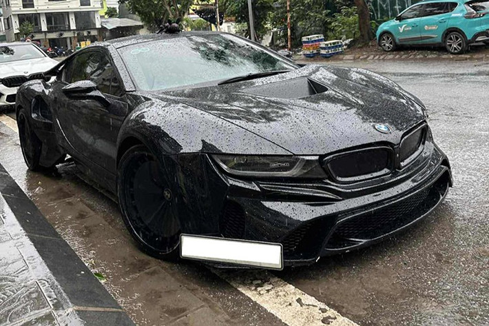 Với hàng chục xe BMW i8 được nhập về Việt Nam trong 10 năm qua, không thiếu các xe đã qua sử dụng đang được chào bán, tuy nhiên, mức giá chung đều trên 2 tỷ đồng, xe tốt nhất có giá 2,05 tỷ đồng, và vì thế, 1 chiếc xe BMW i8 có giá dưới 2 tỷ đồng đã thu hút sự chú ý.