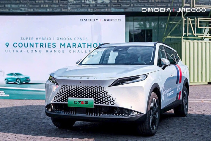 Sau sự xuất hiện của Omoda C5 và Jaecoo J7, liên doanh Omoda & Jaecoo tiếp tục lên kế hoạch tung ra mẫu SUV hạng C hoàn toàn mới tại Việt Nam - Omoda C7. Đây là quân bài tiếp theo trong chiến lược tấn công phân khúc SUV phổ thông tại Việt Nam của thương hiệu ôtô Trung Quốc này.