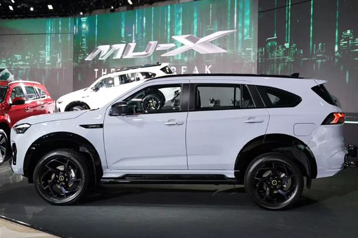 Trước đó, vào tháng 3, một số chiếc xe SUV Isuzu mu-X 2025 đã bị bắt gặp tại trung tâm kiểm định khí thải ở Hà Nội, hé lộ những thay đổi đáng chú ý ở phiên bản mới.