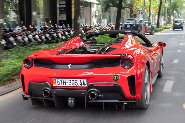 Mức giá bán của siêu xe Ferrari 488 Pista Spider hiện chưa được công bố, nhưng theo một số nguồn tin nội bộ, số tiền mà doanh nhân Hoàng Kim Khánh bỏ ra để lăn bánh vào khoảng trên 40 tỷ đồng.