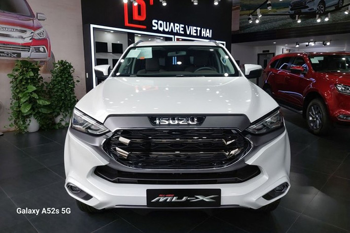 So với các đối thủ cùng phân khúc SUV hạng D, mức giảm của mu-X 2025 vẫn ở mức khiêm tốn. Ford Everest – mẫu xe có doanh số tốt nhất phân khúc hiện đang được khuyến mãi tới 100% lệ phí trước bạ. Ước tính, khách hàng mua bản tiêu chuẩn của Everest có thể tiết kiệm gần 100 triệu đồng, khiến lựa chọn này trở nên hấp dẫn hơn về mặt tài chính.