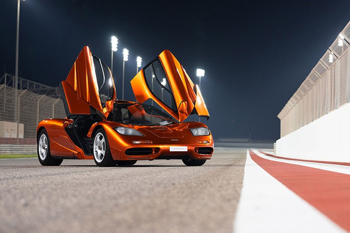 Nổi bật nhất là chiếc McLaren F1 cuối cùng được sản xuất, có ngoại thất màu vàng ánh cam độc quyền, do chính hãng phối màu theo yêu cầu của Ojjeh. Xe mới chỉ lăn bánh khoảng 1.800 km và vẫn giữ nguyên tình trạng như mới xuất xưởng.