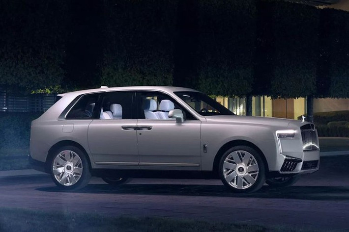 Một phiên bản đặt hàng đặc biệt được hãng xe siêu sang Anh quốc - Rolls-Royce gọi là độc nhất vô nhị vừa mới trình làng, chiếc xe này bổ sung hậu tố Cosmos cho Cullinan, nhưng lại trở thành chiếc Rolls-Royce đầu tiên sở hữu trần xe được sơn toàn bộ thay chỉ dùng LED nhỏ để tạo