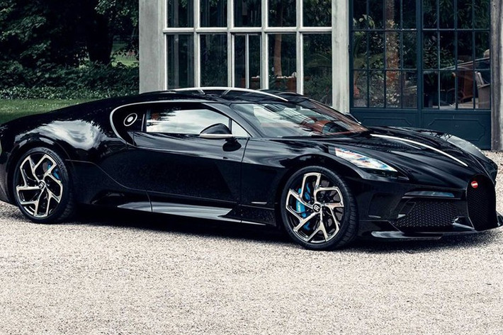 Đáng tiếc là động cơ của Bugatti La Voiture Noire lại được bê nguyên từ Chiron sang. Xe dùng động cơ W16, dung tích 8.0 lít đi kèm 4 bộ tăng áp, tạo ra công suất tối đa 1.479 mã lực và mô-men xoắn cực đại 1.600 Nm. Động cơ kết hợp với hộp số tự động ly hợp kép 7 cấp và hệ dẫn động 4 bánh toàn thời gian. Bugatti chưa công bố thông số vận hành của chiếc xe đắt nhất thế giới này.