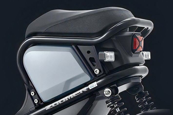 Zoomer e: sử dụng hệ thống khóa từ và Smartkey thông minh, tăng cường bảo mật và chống trộm hiệu quả. Đi kèm với đó là cụm đồng hồ LCD hình tròn, hiển thị đầy đủ các thông tin của xe, kèm theo chức năng kết nối smartphone qua bluetooth hiện đại.