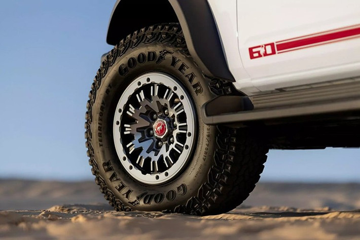 Phiên bản Bronco kỷ niệm này trang bị lốp địa hình của Goodyear kích thước 35 inch kết hợp với mâm hợp kim 17 inch sơn màu xám - Gravity Gray mới.Nắp giữa mâm màu Vermilion Red nổi bật với logo Bronco đang tung vó ngựa và dòng chữ “1966” thời điểm Bronco đầu tiên ra mắt.