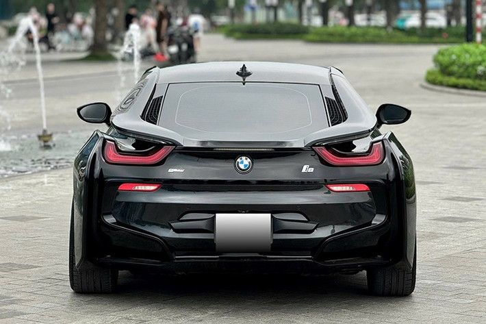 Động cơ của xe BMW i8 là hệ truyền động hybrid hiện đại, bao gồm động cơ xăng 3 xylanh, dung tích 1.5 lít, TwinPower Turbo và mô-tơ điện. Trong đó, động cơ đốt trong sản sinh công suất cực đại 231 mã lực và mômen xoắn cực đại 320 Nm, mô-tơ điện có công suất 141 mã lực và mômen xoắn cực đại 250 Nm.