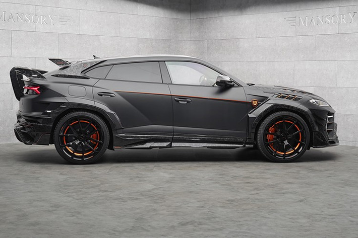 Lamborghini Urus SE là biến thể SUV hybrid cắm điện (PHEV) đầu tiên của thương hiệu, thể hiện sự kết hợp đỉnh cao giữa điện khí hóa và tư duy ưu tiên hiệu suất của Sant’Agata. Sự kết hợp giữa động cơ V8 tăng áp kép và mô tơ điện đã mang đến cho Urus SE công suất vượt xa mong đợi.