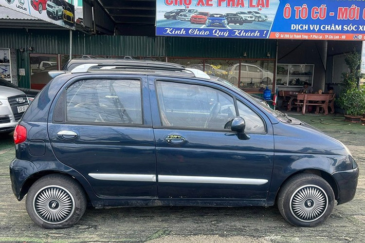 Khi mới về Việt Nam, Daewoo Matiz là xe nhập khẩu và bắt đầu chuyển sang lắp ráp trong nước từ năm 1998. Sau khi hãng xe rút chân khỏi thị trường Việt, Matiz cũng ngừng sản xuất. Tuy nhiên, những chiếc Daewoo Matiz lăn bánh cả chục năm vẫn có sức hút lớn trên sàn xe cũ.