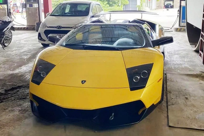 Mới đây, hình ảnh về chiếc Lamborghini Murcielago LP640-4 Roadster độc nhất Việt Nam được chia sẻ lên mạng xã hội đã ngay lập tức thu hút sự tò mò của giới mê xe. Như vậy đây là lần thứ 2 chiếc siêu xe này tái xuất, sau khi bị bắt gặp lăn bánh trên đường phố tỉnh Gia Lai vào đầu năm nay.