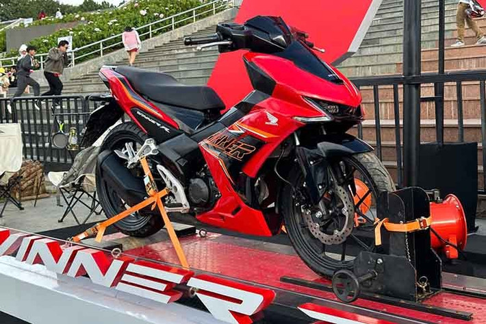 Honda Việt Nam vừa chính thức ra mắt mẫu xe côn tay thể thao Winner R 2025 mới. Bên cạnh sự nâng cấp mạnh mẽ về thiết kế và công nghệ, phiên bản mới còn mang đến loạt màu sắc đầy cuốn hút.