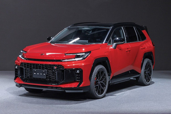 Toyota RAV4 GR Sport 2026 mới được phát triển với sự tham gia trực tiếp của các kỹ sư từ bộ phận hiệu suất cao Gazoo Racing - những người đứng sau thành công của GR Supra, GR Yaris hay GR86. Sự can thiệp này không chỉ dừng ở diện mạo mà còn mở rộng sang khung gầm, hệ thống treo, và cả cảm giác lái.
