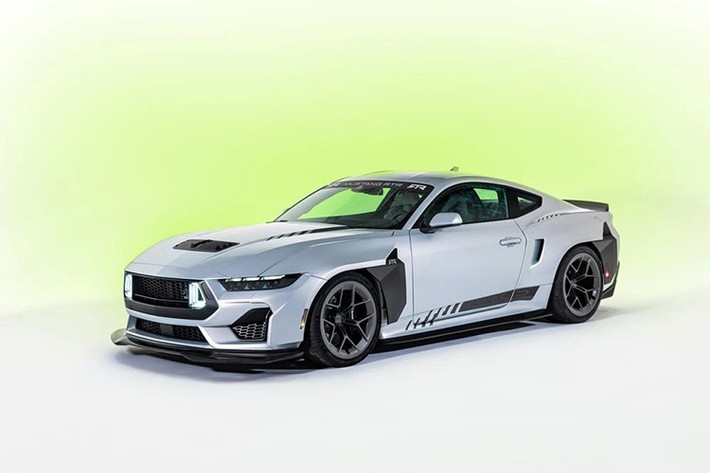 RTR Vehicles, vốn thường hợp tác rất chặt chẽ với Ford trên các mẫu xe của họ thông qua quan hệ đối tác và các dự án kỹ thuật chung cùng các dự án đua xe thể thao. Mới đây, sự xuất hiện của RTR Spec 5 cũng đã làm xấu hổ chiếc GTD 815 mã lực. Hãy cùng khám phá Ford Mustang RTR Spec 5 2026, phiên bản mạnh mẽ nhất từ ​​trước đến nay của họ