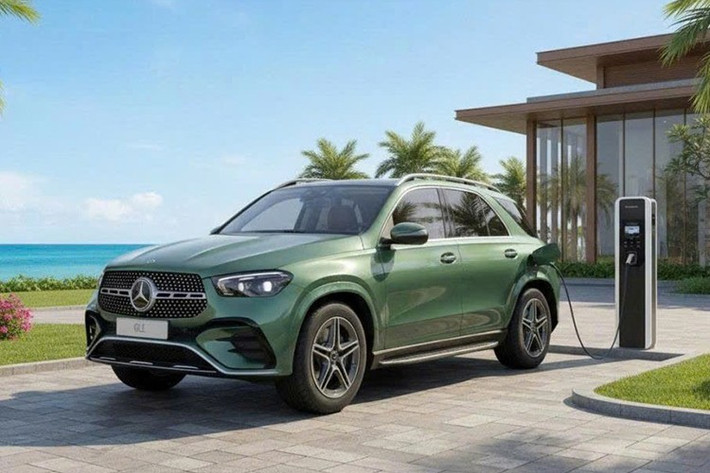 Ngoài hai mẫu xe PHEV kể trên, GLE 400e cũng sẽ phải cạnh tranh với các đối thủ quen thuộc trong cùng phân khúc như Lexus RX (giá 3,43 - 4,94 tỷ đồng), BMW X5 (giá từ 3,8 tỷ đồng) và Audi Q7 (giá từ 3,54 tỷ đồng).