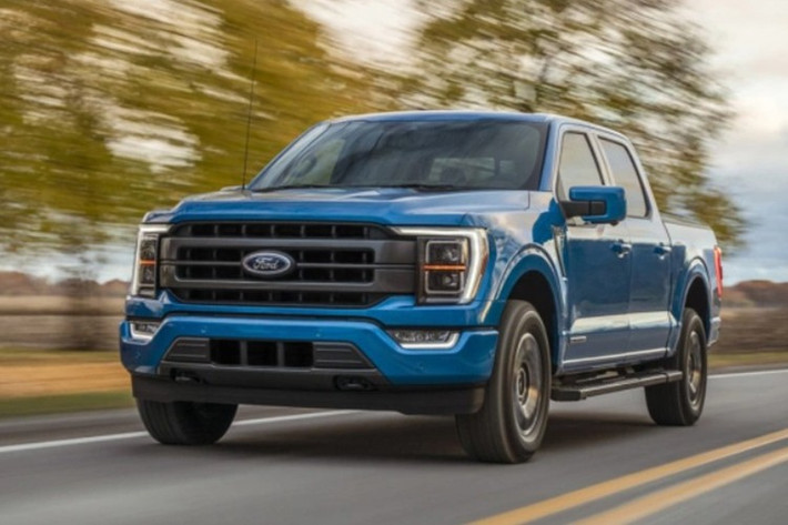 Ford F-150 Hybrid Mẫu bán tải bán chạy nhất nước Mỹ nay được nâng tầm với hệ truyền động PowerBoost Hybrid, dựa trên động cơ EcoBoost V6 3.5L quen thuộc. Không chỉ mạnh mẽ và êm ái hơn so với bản xăng, hệ thống hybrid này còn có thể xuất điện để phục vụ cắm trại, công trường, thậm chí sạc cho một chiếc xe điện khác. Đây là minh chứng rõ nét rằng công nghệ hybrid không chỉ nhằm tiết kiệm nhiên liệu, mà còn mở rộng khả năng ứng dụng trong đời sống hàng ngày.
