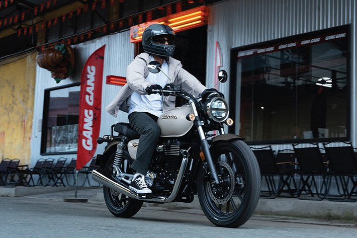 Honda CB350 H’ness 2025 sẽ được mở bán vào ngày 12/10/2025 tại hệ thống Cửa hàng CB ủy nhiệm với chế độ bảo hành 3 năm hoặc 30.000 km (tùy theo điều kiện nào đến trước). Giá bán lẻ đề xuất của mẫu xe năm nay là 129,99 triệu đồng (bao gồm 10% thuế GTGT).