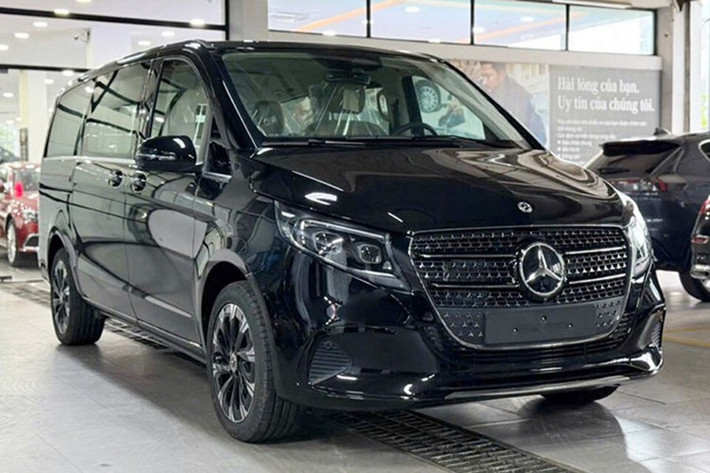 Điểm nhấn của V-Class 2025 nằm ở việc các công nghệ hỗ trợ lái tiên tiến (ADAS) đã được trang bị ngay từ bản tiêu chuẩn, bao gồm: cảnh báo điểm mù, hỗ trợ phanh chủ động, ga tự động thích ứng, hỗ trợ giữ làn đường, camera 360 độ và cảm biến áp suất lốp… Đây là bước nâng cấp quan trọng, giúp V-Class 2025 trở thành một trong những mẫu MPV an toàn nhất phân khúc tại Việt Nam.