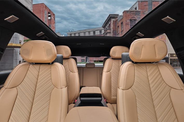 Khách hàng có thể tùy chọn gói Executive Second Row với bảng điều khiển trung tâm ở giữa hàng ghế thứ hai, ghế massage, loa ở tựa đầu, sạc không dây và hai màn hình 12,6 inch. Hệ thống âm thanh 19 loa tiêu chuẩn, nhưng có thể nâng cấp lên hệ thống 40 loa AKG Studio Reference cao cấp...