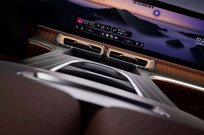 Trước đó, Mercedes đã nhá hàng điểm nhấn lớn nhất của GLC EV: lưới tản nhiệt phát sáng phong cách retro-futuristic. Bên cạnh ngoại thất, nội thất của xe cũng đã được tiết lộ với trang bị nổi bật là màn hình MBUX Hyperscreen thế hệ mới kéo dài toàn bộ chiều ngang khoang lái.