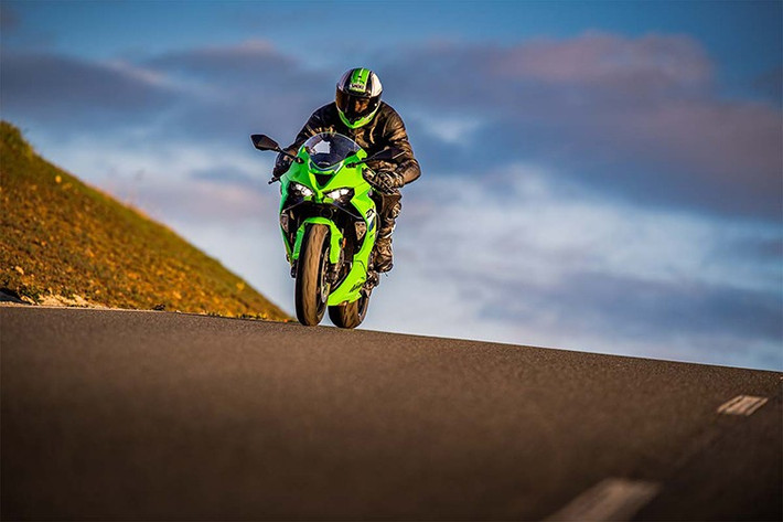 Hiện đơn vị phân phối chính hãng tại Việt Nam đã nhận cọc mẫu xe Kawasaki Ninja ZX-6R 2026. Tuy nhiên, đại lý cho biết sẽ tặng gói quà trị giá hơn 13 triệu đồng cho những khách hàng đặt cọc sớm trước thời điểm ra mắt và dự kiến bàn giao xe vào tháng 10.