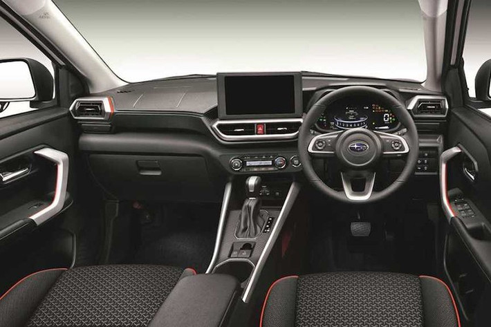 Bên trong nội thất, ngoài các trang bị và tiện ích đủ dùng, Subaru Rex Hybrid cũng có các điểm nhấn màu đỏ trên ghế và bảng điều khiển. Trang bị an toàn bao gồm 6 túi khí và gói an toàn với các hệ thống như BSM (Màn hình điểm mù) và RCTA (Cảnh báo giao thông phía sau).
