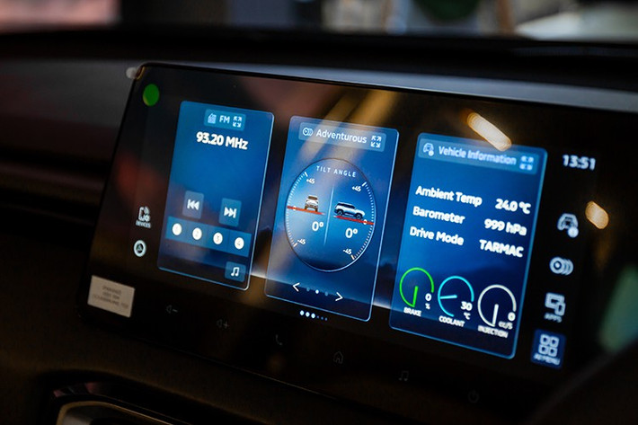 Với hàng ghế thứ hai, Mitsubishi cung cấp nhiều tiện ích như bàn gập tích hợp vào lưng ghế trước, cụm điều khiển điều hòa phía sau, tựa đầu cho mọi vị trí và bệ tỳ tay trung tâm. Hàng ghế thứ ba tương đối thoải mái – đặc biệt là khoảng trống đầu gối - đối với những người có chiều cao từ 1,8m trở xuống.
