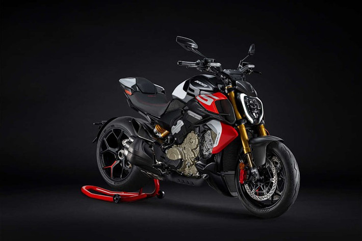 Ducati Diavel V4 RS là siêu môtô thương mại nhanh nhất từng được Ducati chế tạo, và nhà vô địch MotoGP tay đua Marc Márquez đã cầm lái Diavel V4 RS thực hiện pha tăng tốc từ 0-100 km/h trong 2,5 giây.