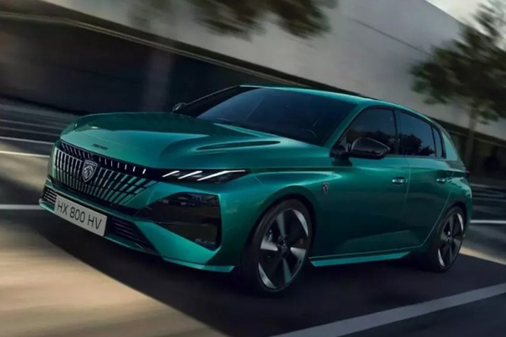 Thế hệ hiện tại của 308 đã lần đầu ra mắt vào năm 2021, đánh dấu bước tiến mới trong ngôn ngữ thiết kế của Peugeot. Sau 4 năm, bản nâng cấp giữa vòng đời đã thay đổi thiết kế phía trước, bỏ đi chi tiết “nanh vuốt” quen thuộc.