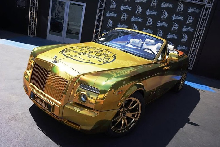 Rolls-Royce Dawn được biết đến là mẫu xe mui trần mới được hãng siêu sang Rolls-Royce giới thiệu tại triển lãm Frankfurt hồi tháng 9/2015.Roll-Royce Dawn có kích thước dài, rộng, cao lần lượt là 5.285 x 1.947 x 1.502 mm, chiều dài cơ sở 3.112 mm.