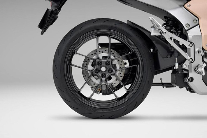 Mẫu xe môtô phân khối lớn chạy điện nhà Honda sử dụng thiết kế gắp đơn, mang lại sự tối giản và gọn gàng cho phần sau. Mâm ngôi sao 5 cánh đôi cũng được hoàn thiện đẹp mắt.