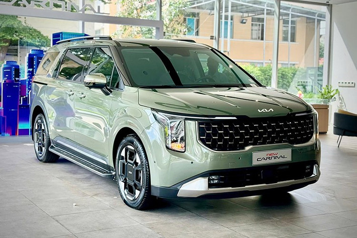 Không chịu thua kém, loạt MPV Hàn Quốc cũng có mức ưu đãi đáng kể. Kia Carnival giảm trực tiếp tới 65 triệu đồng, riêng bản Signature giảm đến 80 triệu đồng, kèm tặng bảo hiểm vật chất cho phiên bản động cơ diesel.