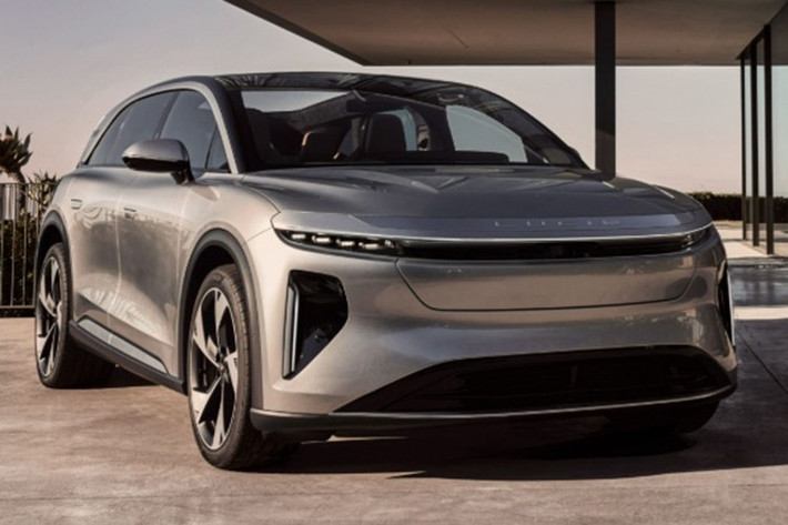 Lucid Gravity EV Lucid tiếp tục tạo dấu ấn với Gravity - SUV điện hạng sang có phạm vi hoạt động tới 724 km. Xe sở hữu cụm pin có dung lượng 123 kWh và công nghệ sạc siêu nhanh 400 kW cho phép xe có thể chạy thêm 322 km chỉ sau 11 phút cắm sạc. Với công suất 828 mã lực, Gravity không chỉ là chiếc SUV gia đình, mà còn là đối thủ đáng gờm với Tesla Model X và Mercedes EQS SUV.