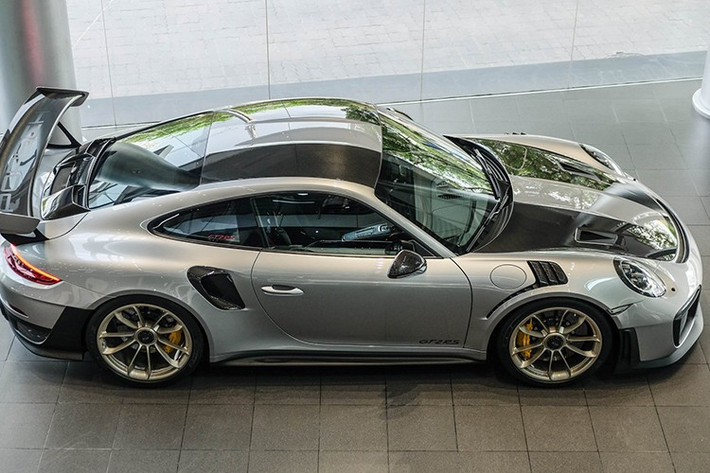 Hiện chiếc siêu xe Porsche 911 GT2 RS đang nằm trong bộ sưu tập xe của đại gia TP.HCM với số lượng xe sở hữu trên 30 chiếc. Vào thời điểm được mang về nước, Porsche 911 GT2 R Scó giá chính hãng được công bố hơn 20 tỷ đồng chưa bao gồm các tùy chọn đi kèm cũng như chi phí lăn bánh, vì thế, chiếc siêu xe Porsche 911 GT2 RS trong bài có giá được cho lên đến 24 tỷ đồng.