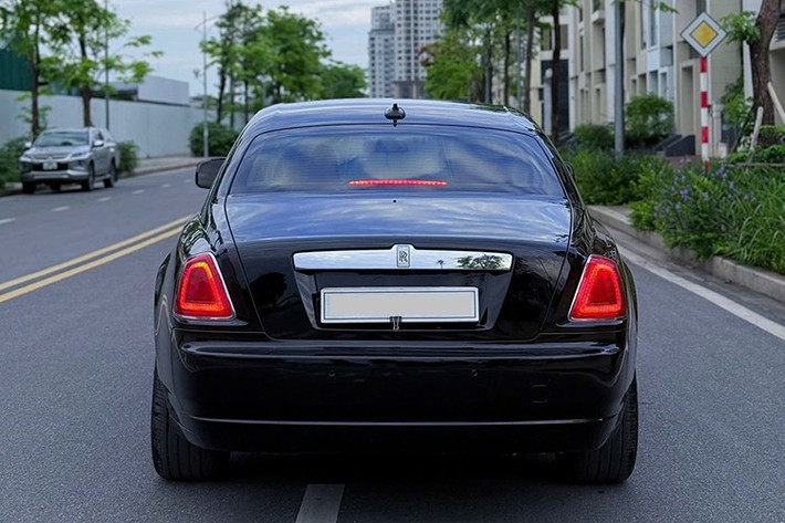 Hiện chiếc Rolls-Royce Ghost đời 2011 đang được chào bán với giá 4,38 tỷ đồng trên sàn xe cũ Hà Nội (chưa thương lượng), đã gây sự chú ý của nhiều người đam mê dòng xe siêu sang thương hiệu Anh quốc.