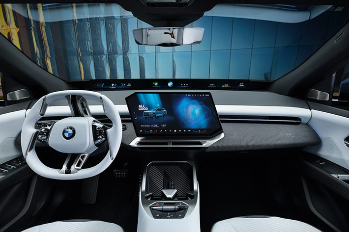 Khoang cabin iX3 thế hệ mới được nâng cấp mạnh mẽ với màn hình Panoramic iDrive trải dài toàn bộ phần chân kính lái, kết hợp màn hình trung tâm 17,9 inch. Hệ thống điều khiển được tối giản nhưng vẫn giữ lại các nút bấm vật lý cho những chức năng thiết yếu.