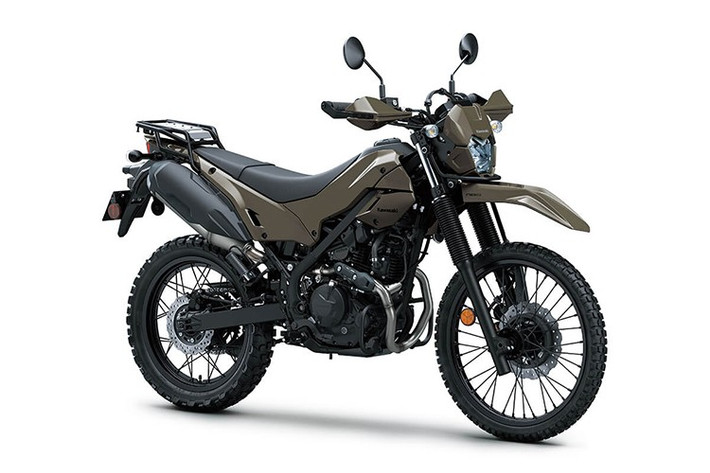 Mẫu xe cào cào địa hình Kawasaki KLX230 DF 2026 mới sở hữu một diện mạo cứng cáp và hiện đại với phong cách “stealth” (tàng hình) lấy tông màu tối làm chủ đạo.