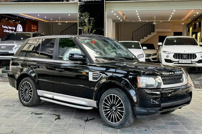 Mới đây, một salon xe cũ chào bán chiếc Range Rover HSE hạng sang bản thùng to với giá 430 triệu. Theo chia sẻ người bán, giá xe Range Rover HSE thời điểm mua mới "gần 10 tỷ giờ bán còn 430 triệu". Hình ảnh cho thấy ngoại thất xe còn đẹp, không lỗi lầm gì, nhiều option hiện đại.