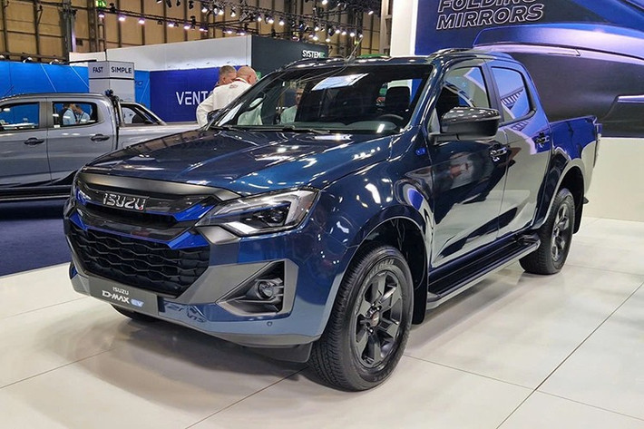 Ngay cả khi so sánh các phiên bản tương đương, mức chênh lệch cũng rất lớn. Ví dụ, D-Max EV phiên bản cabin đôi DL40 có giá 60.995 bảng (khoảng 2,15 tỷ đồng), trong khi bản diesel DL40 chỉ ở mức 36.755 bảng (tương đương 1,3 tỷ đồng).