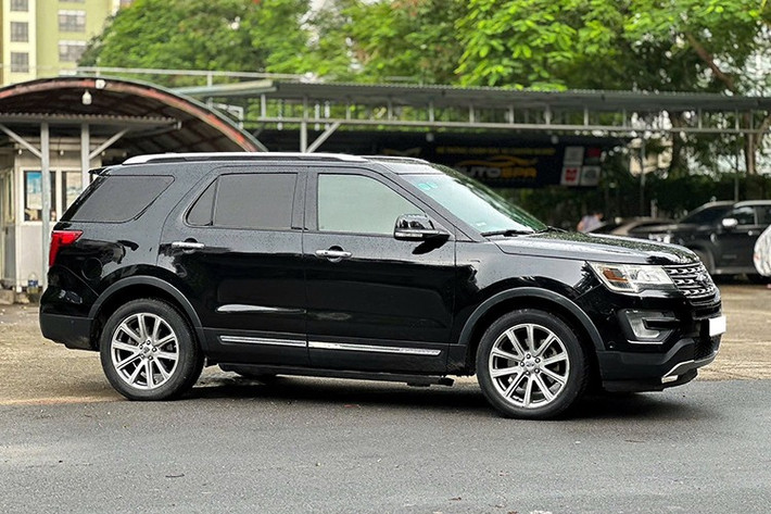 Mẫu xe SUV hạng sang thương hiệu Mỹ - Ford Explorer lần đầu được phân phối chính hãng tại Việt Nam vào cuối năm 2016 với mức giá niêm yết 2,18 tỷ đồng. Sau khi cộng thêm chi phí lăn bánh, người dùng phải bỏ ra gần 2,5 tỷ đồng để sở hữu mẫu SUV cao cấp này.