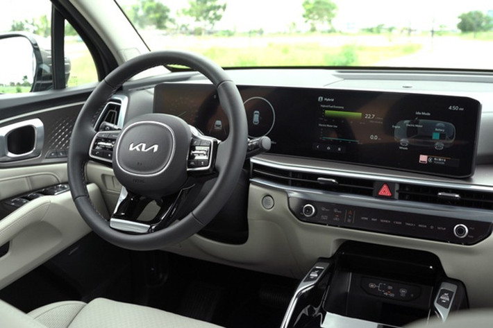 Khoang nội thất Kia Sorento facelift cũng sẽ nâng cấp màn hình kép uốn cong 12,3 inch phía sau vô lăng. Thiết kế này tương đồng với các mẫu xe gần đây. Ngoài ra, cửa gió điều hòa trung tâm cũng được vuốt nằm ngang, kết hợp với cụm phím điều khiển được đặt thấp hơn.