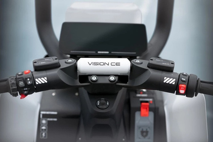 Điểm khác biệt là thiết kế khung cỡ lớn tương tự C1 với chất liệu hợp kim và composite. Phần khung này cho phép người lái không cần dùng đến giáp bảo vệ và nón bảo hiểm. Màn hình trung tâm TFT của xe hiện đại có kích thước 10,25 inch giống xe điện BMW CE 04.