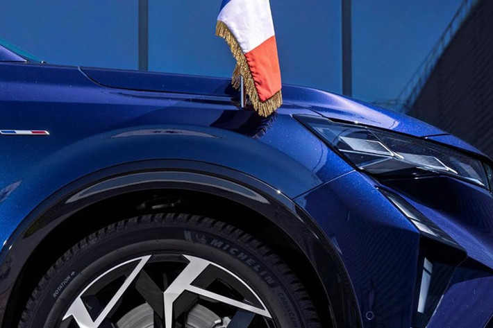 Chiếc xe đã được bọc thép, kéo dài và điều chỉnh để tích hợp các tính năng kỹ thuật đặc biệt. Vì mục đích an toàn và thoải mái, các nhà thiết kế đã chọn vật liệu composite vừa nhẹ vừa bền. Xe trang bị bánh xe Chicane kích thước 20 inch, lốp Michelin và hệ thống lái 4 bánh, mang lại sự cân bằng tối ưu giữa sự linh hoạt, khả năng cơ động và ổn định.