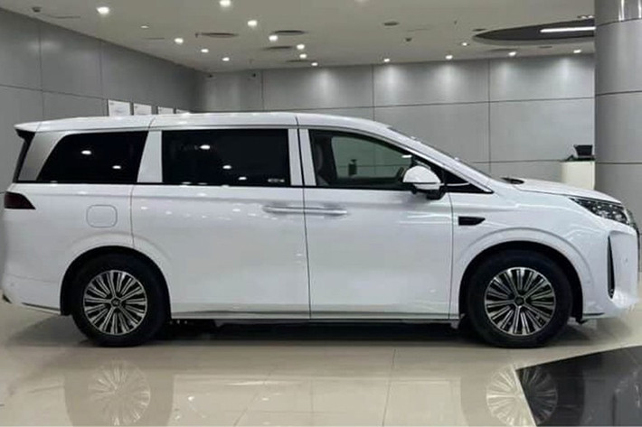 Tên gọi “M9” được xác nhận thông qua một video trên mạng xã hội, trong đó chiếc MPV mang biển số với dòng chữ BYD M9. Đây là bước đi hợp lý khi trước đó BYD đã dùng tên “M6” cho mẫu minivan chạy điện tại các thị trường như Việt Nam, Thái Lan, Indonesia hay Hồng Kông.