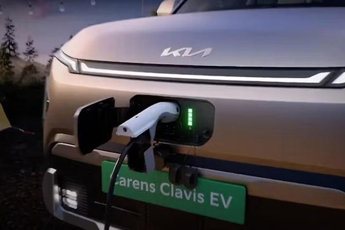Về thiết kế, Carens Clavis EV vẫn giữ lại dáng vẻ quen thuộc của dòng Carens hiện tại, nhưng được tinh chỉnh nhiều chi tiết mang đặc trưng của xe điện. Cụm đèn LED định vị ban ngày dạng dải nối liền phía trước, đèn hậu LED liền mạch, hốc sạc đặt phía trước, mâm xe tối ưu khí động học và các ốp gầm thể thao là những điểm nhấn đáng chú ý.
