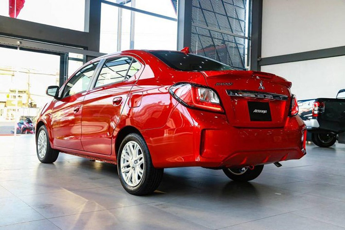 Mitsubishi Attrage có nhiều thế mạnh khiến người mua phải dành sự ưu ái. Đầu tiên là sự rộng rãi hơn hẳn so với các dòng xe cùng tầm giá. Xe nhập Thái Lan với chất lượng ổn định, tiết kiệm nhiên liệu, gầm xe cao. Mẫu sedan cỡ B của Mitsubishi có 2 lựa chọn số sàn và số tự động vô cấp cùng danh mục trang bị an toàn dừng ở mức cơ bản.