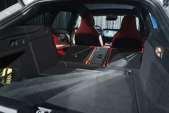 Trong khi đó, CLA 350 4MATIC sử dụng hai động cơ điện, cho tổng công suất 354 mã lực và mô-men xoắn cực đại 515 Nm, đi kèm hệ dẫn động 4 bánh toàn thời gian.