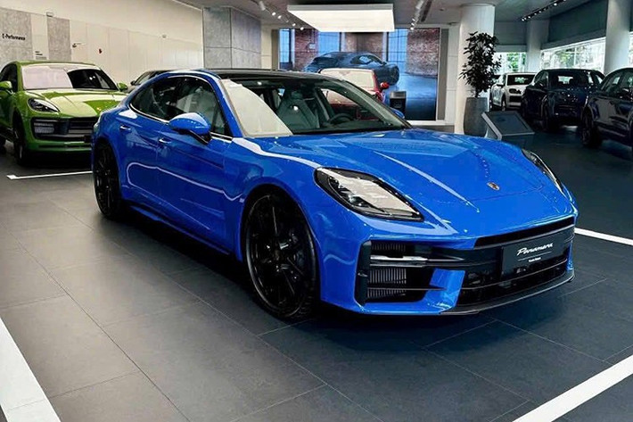 Một chiếc xe Porsche Panamera thế hệ mới đang được chào bán với mức giá hơn 8 tỷ đồng đã nhận được sự quan tâm của cộng đồng mạng, so với giá xe hãng công bố từ 6,42 tỷ đồng, chiếc xe này đang chênh gần 2 tỷ đồng, và liệu người bán đang có "ăn dày".