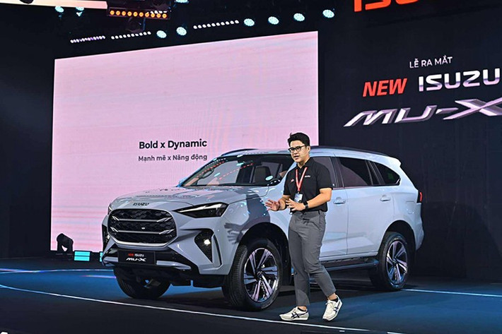 Điểm sáng duy nhất trong top là Isuzu mu-X với 32 xe bán ra, tăng vọt 146.2% so với tháng liền trước. Có lẽ chính sách giảm giá sâu "xả" hàng bản cũ để đón bản nâng cấp giữa vòng đời vào đầu tháng 6 chính là đòn bẩy chủ đạo giúp mu-X tăng trưởng doanh số mạnh trong tháng vừa qua.