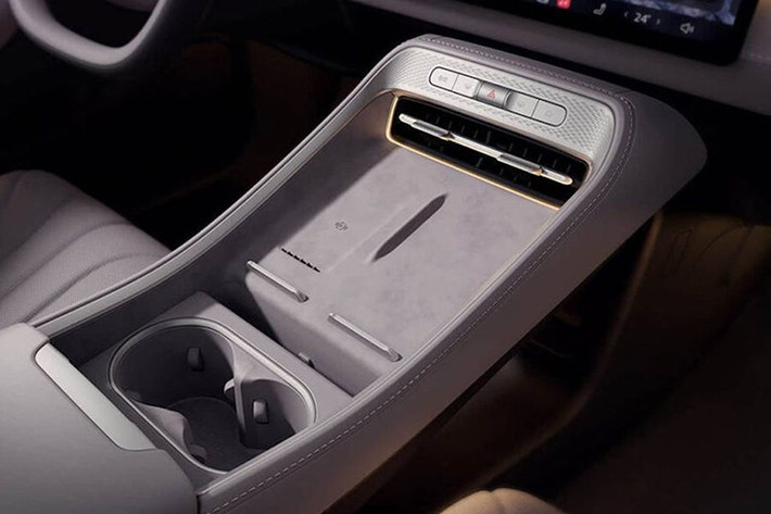 Hệ truyền động sử dụng công nghệ hybrid DMH thế hệ thứ năm của SAIC, bao gồm động cơ 1,5 lít, mô-tơ điện phía trước, pin lithium sắt phosphate 19,7kWh và kết hợp với bộ chuyển đổi DHT.
